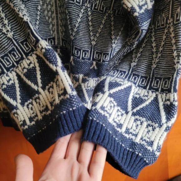 SOLD Chanel CC logo Cashmere Sweater - Picture 5 of 8